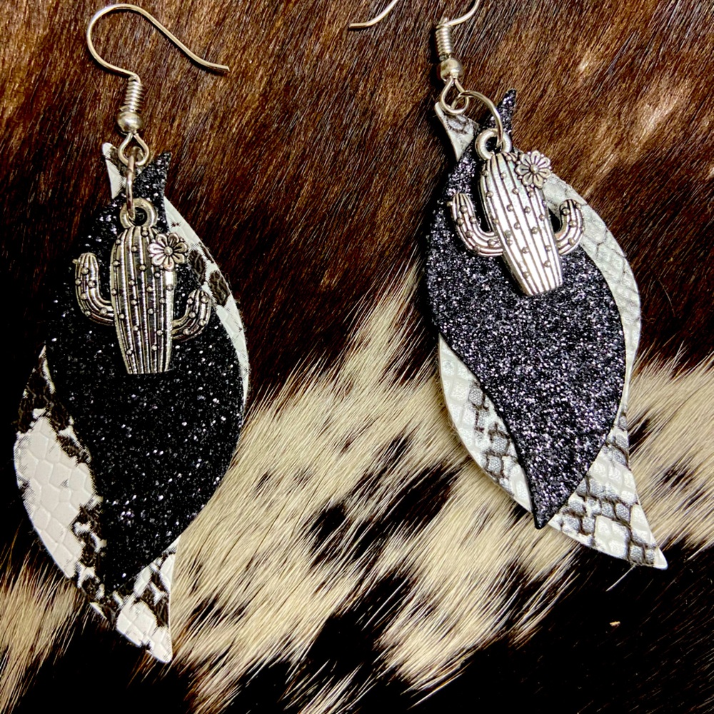 🌵Western Snake Skin Earrings!